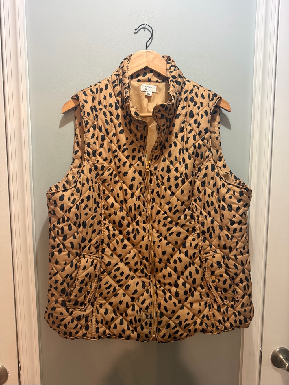 crown & ivy Tan and Black Quilted Leopard-Print Vest